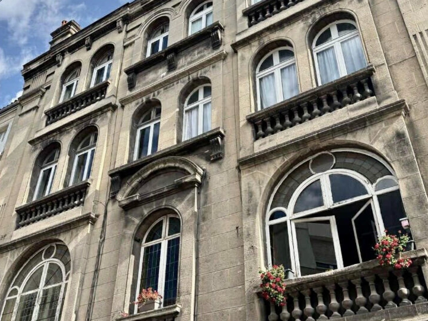 CENTRE DE BORDEAUX, LOCAL COMMERCIAL SPACIEUX AU RDC D'UN BEL IMMEUBLE EN PIERRE
