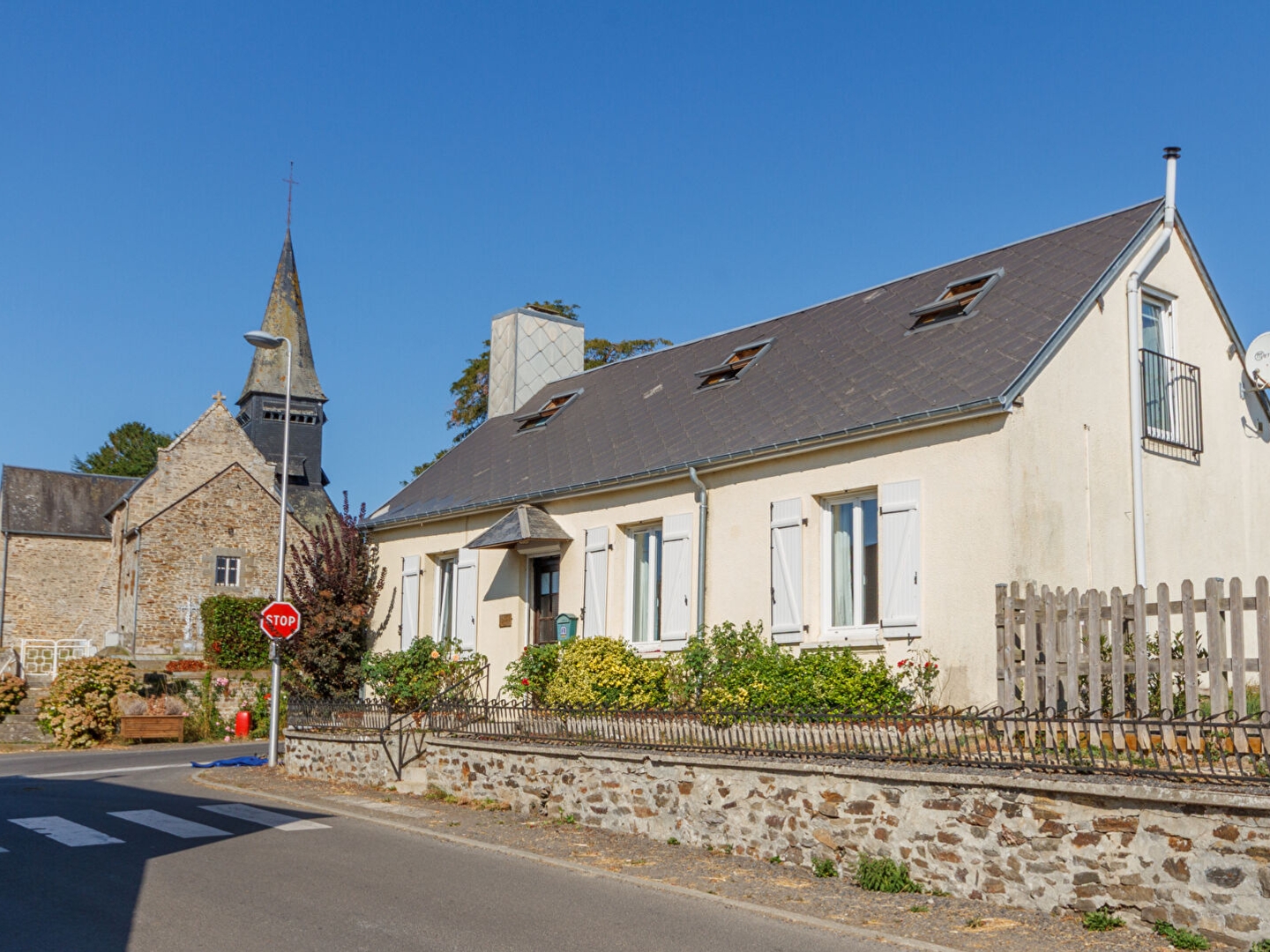 ORNE : Maison de village de 3 chambres avec garage et jardin