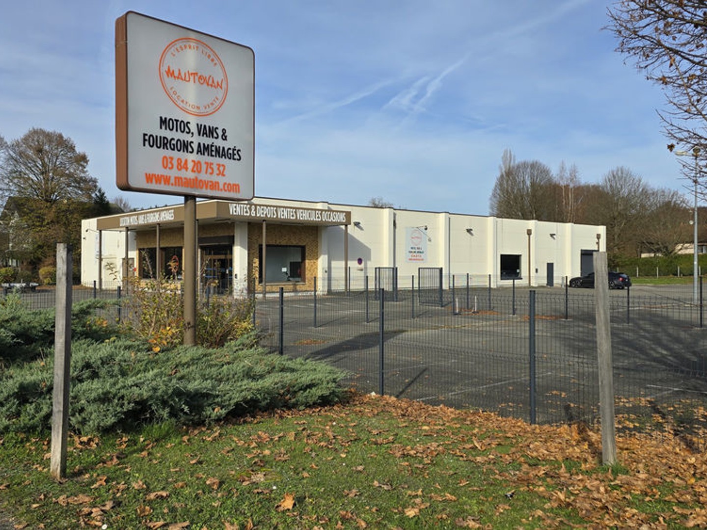 En exclusivité chez Girardi Immobilier , secteur Ronchamp , un beau local d'activité entièrement rénové .