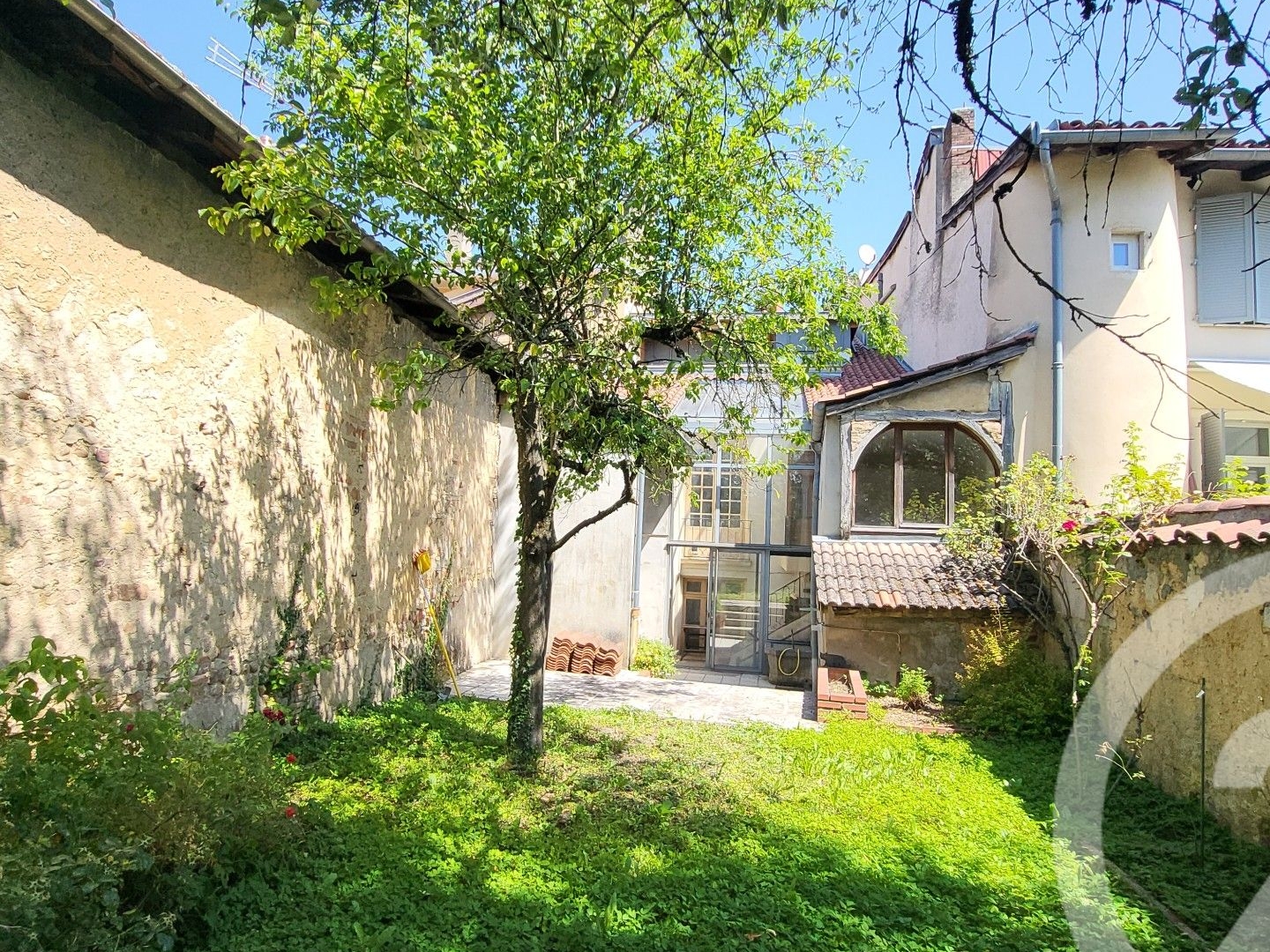 Maison à vendre - 7 pièces - 245m2 - Bourg-En-Bresse (01000)
