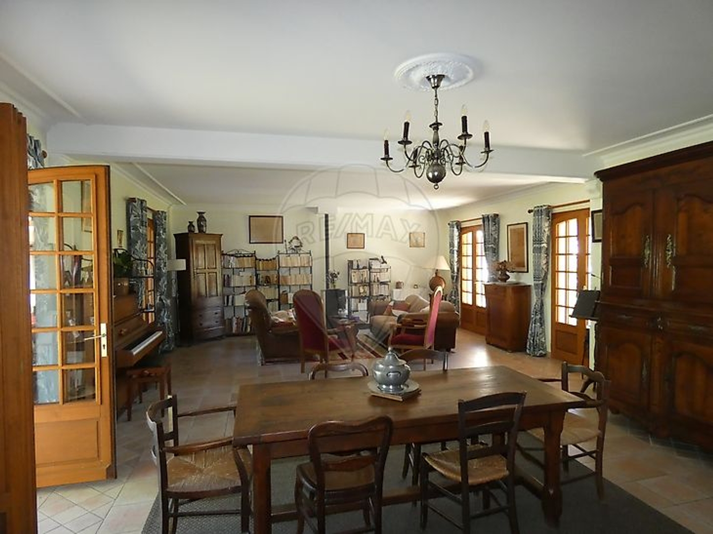 Maison à vendre - 9 pièces - 215m2 - Bussac-Sur-Charente (17100)