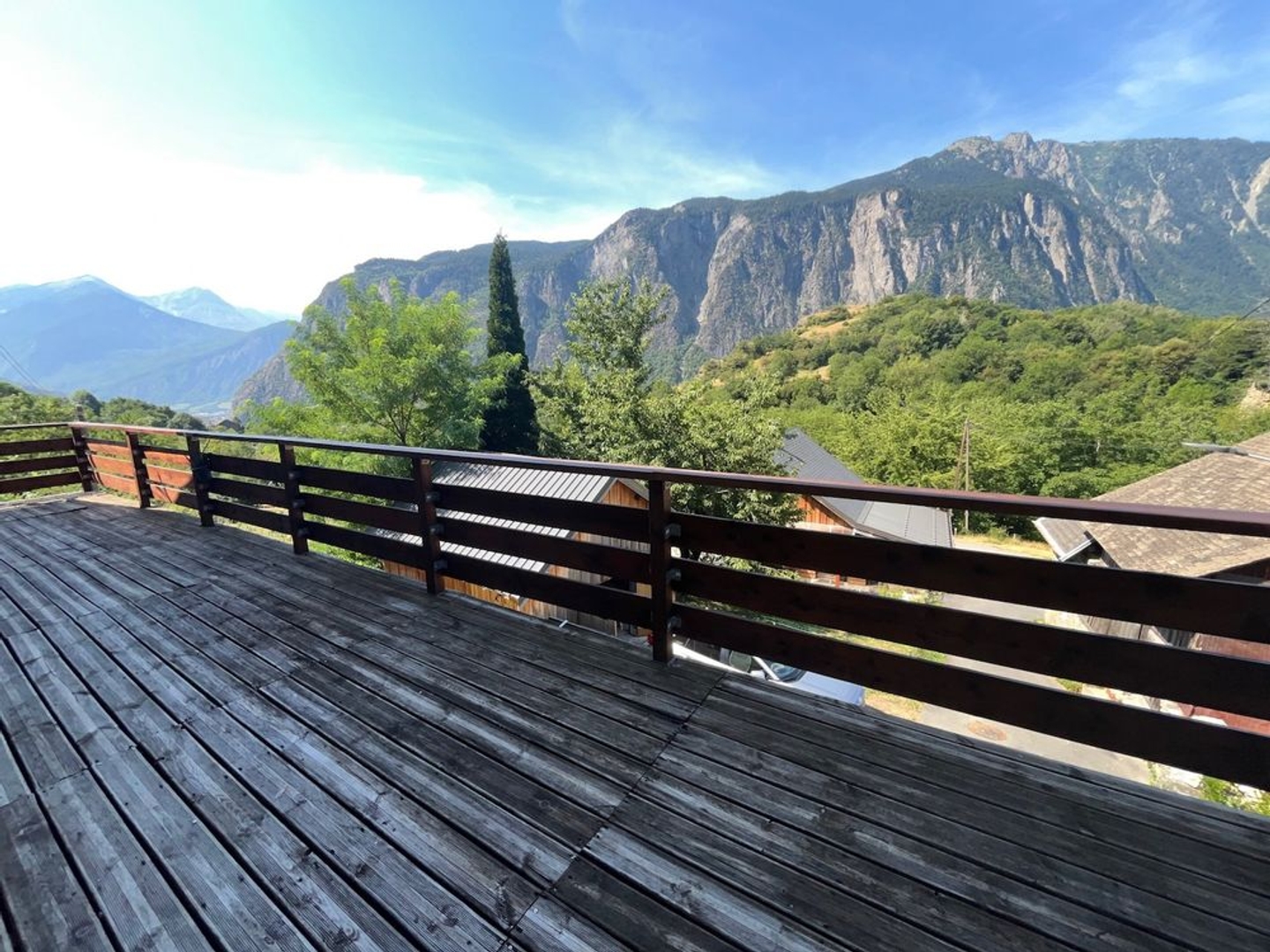 LA TOUR EN MAURIENNE LE CHATEL Beaucoup de charme pour cette maison récente de 145 m2 + superbe terrasse de 40 m2 offrant une vue panoramique imprenable et très ensoleillée