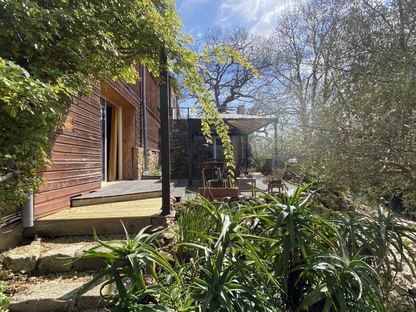 Bel ensemble immobilier , 2 maisons avec belle vue dominante