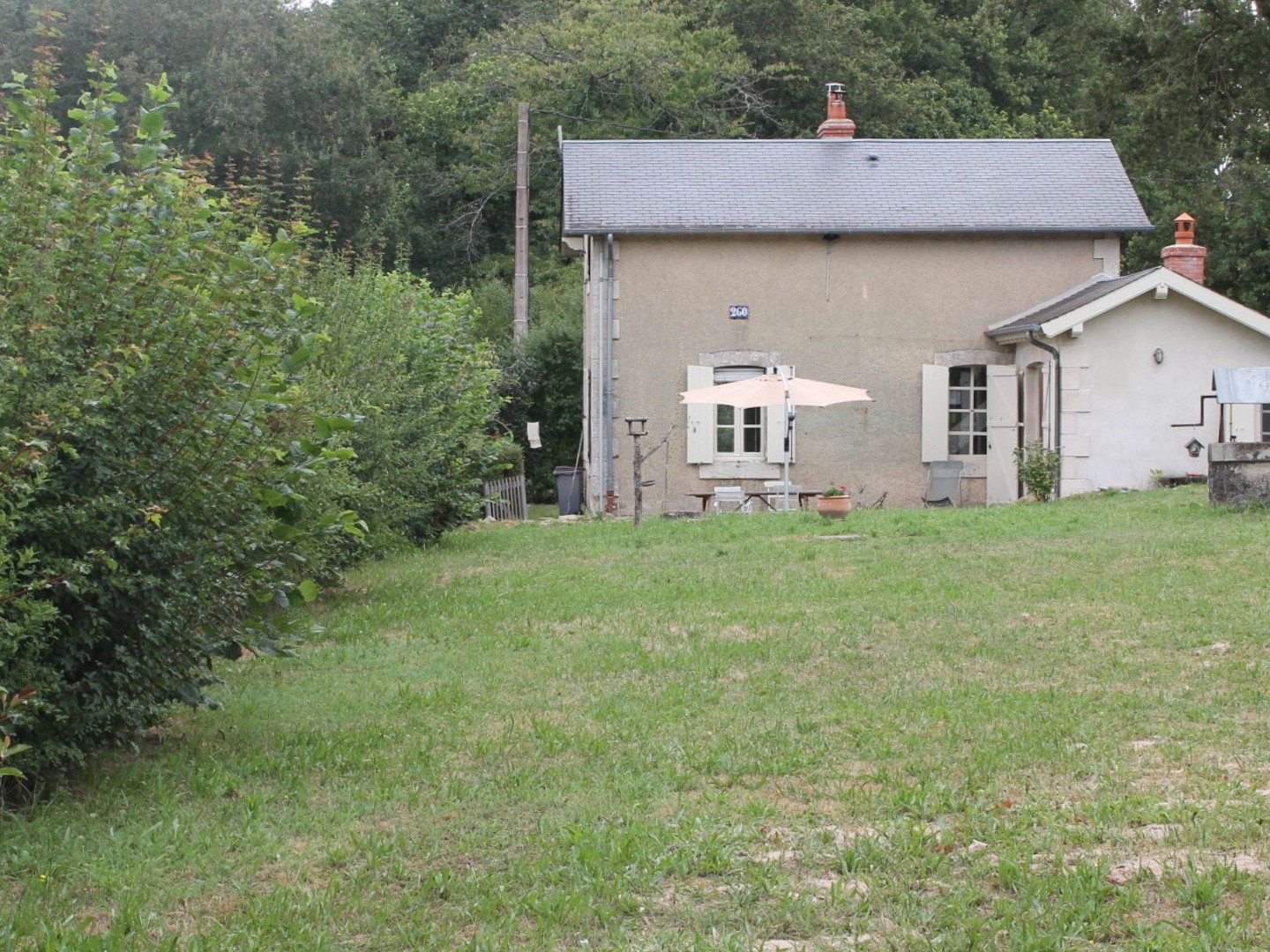 Champillet - Ancienne maison de chemin de fer avec extension sur un terrain de 1260 m2
