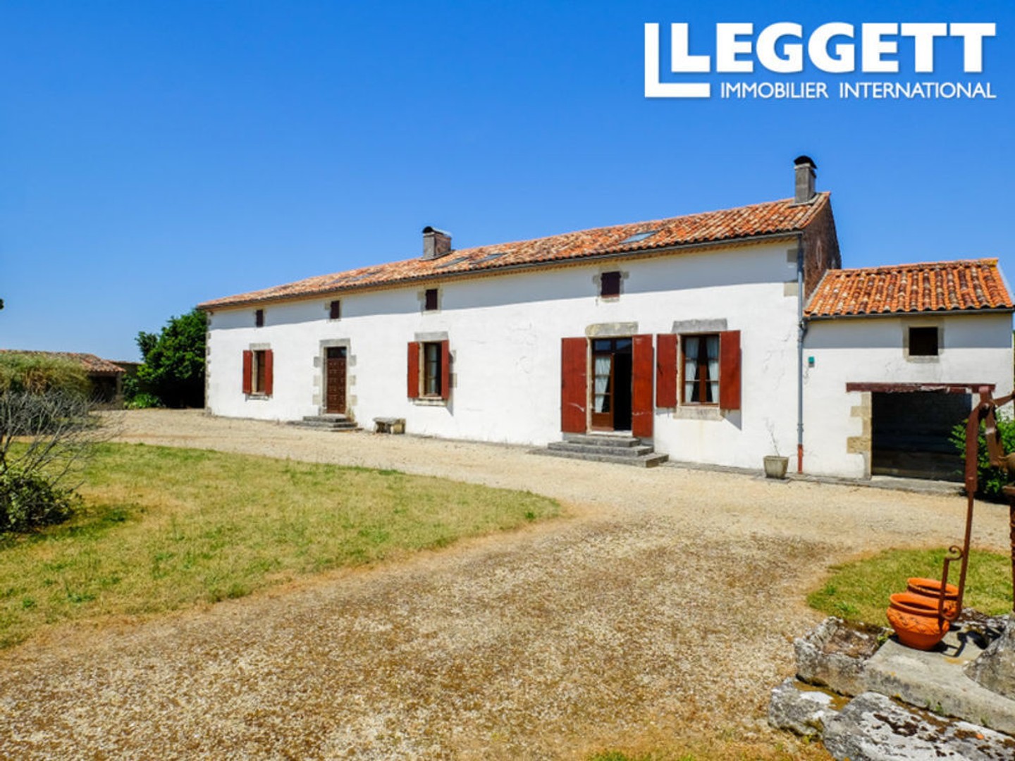 Superbe propriété 4 chambres, 2 salons, immense cuisine salle à manger, une ancienne ferme avec des granges