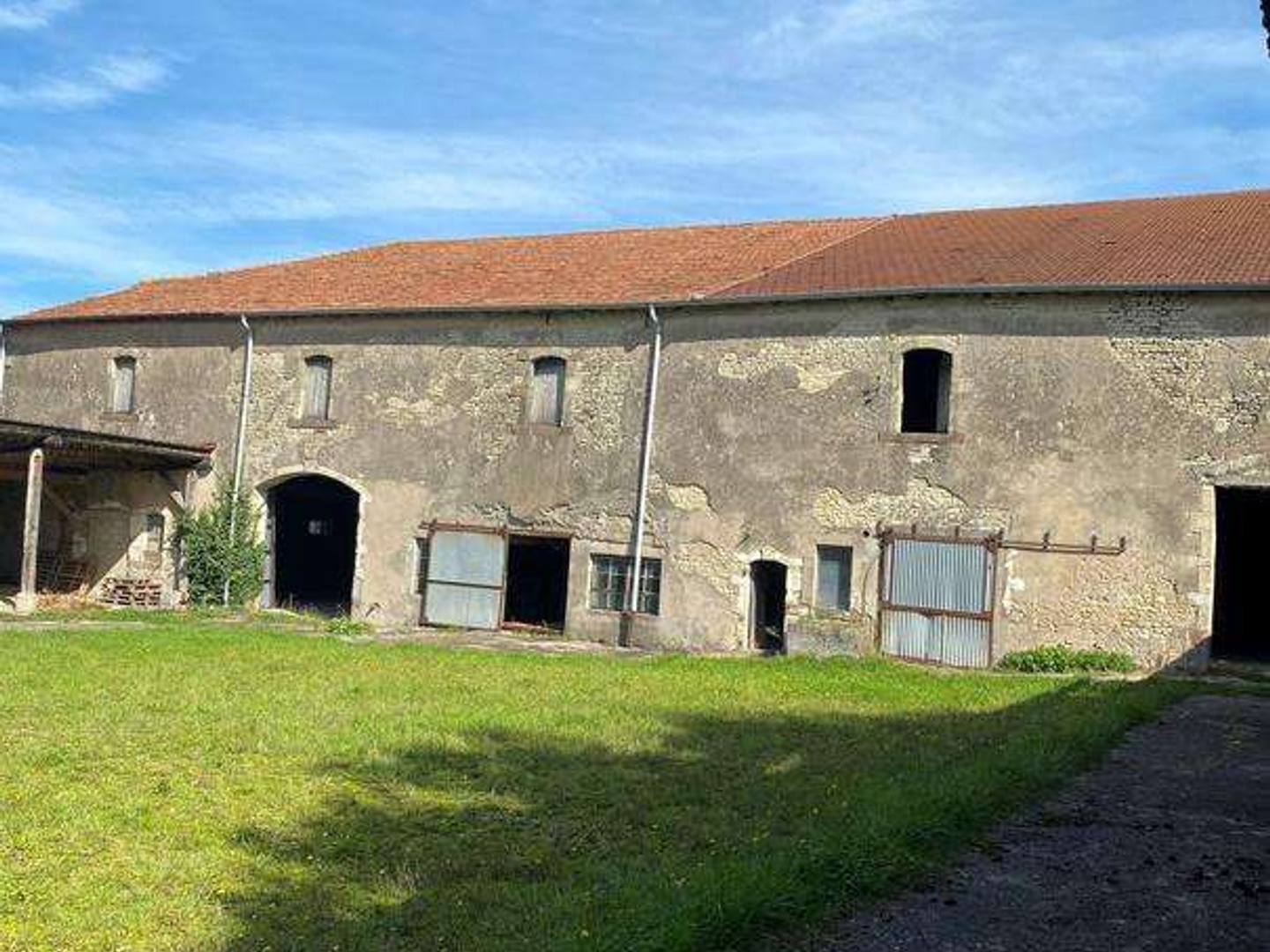 À vendre ancien corps de ferme du XVIIIe à Vittel