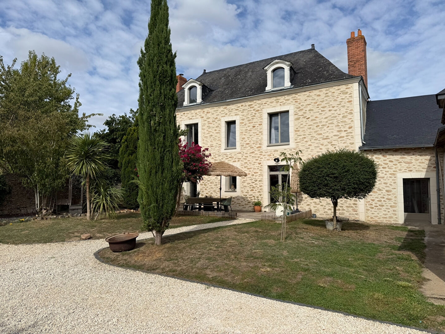 Maison de maître de caractère à Juvardeil, beaux volumes, dépendances et cadre privilégié