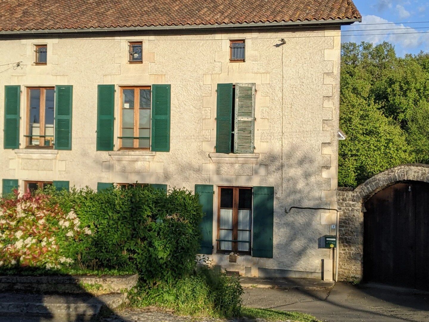 MAISON DE VILLAGE AVEC PISCINE