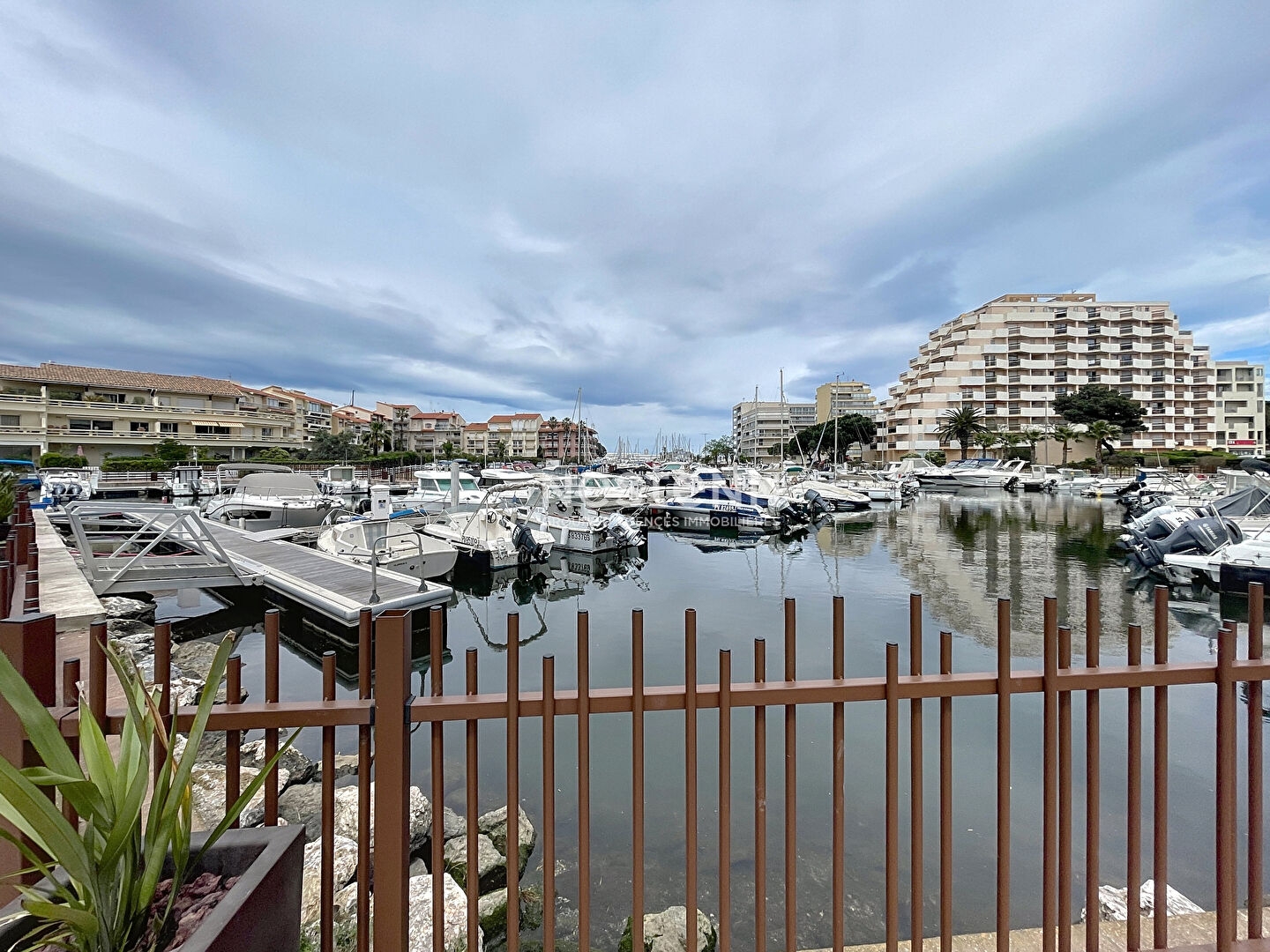 À VENDRE - ENSEMBLE DE LOCAUX COMMERCIAUX AU PORT DE CANET-EN-ROUSSILLON