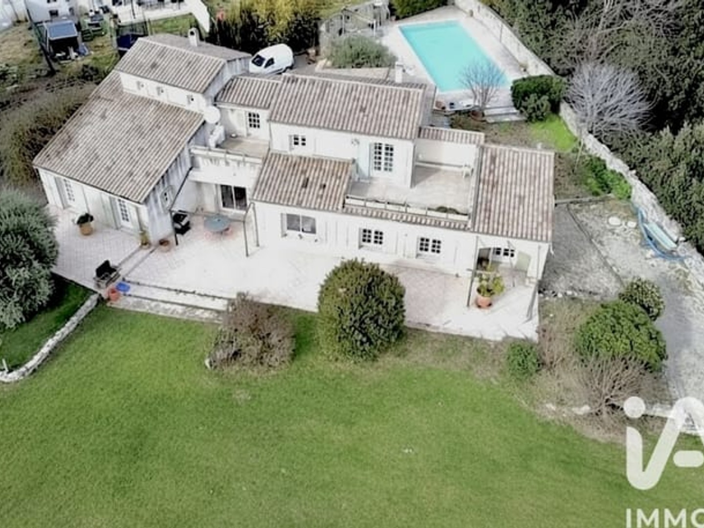 Maison 8 pièces 1980 m²