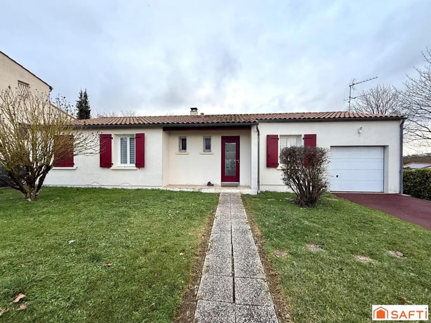 Maison de plain pied rénovée, 4 chambres à Saintes