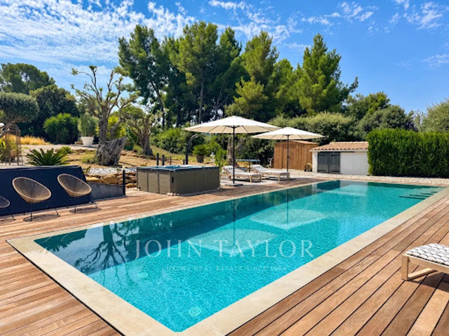 Maison à vendre - 200m2 - Saint-Cyr-Sur-Mer (83270)