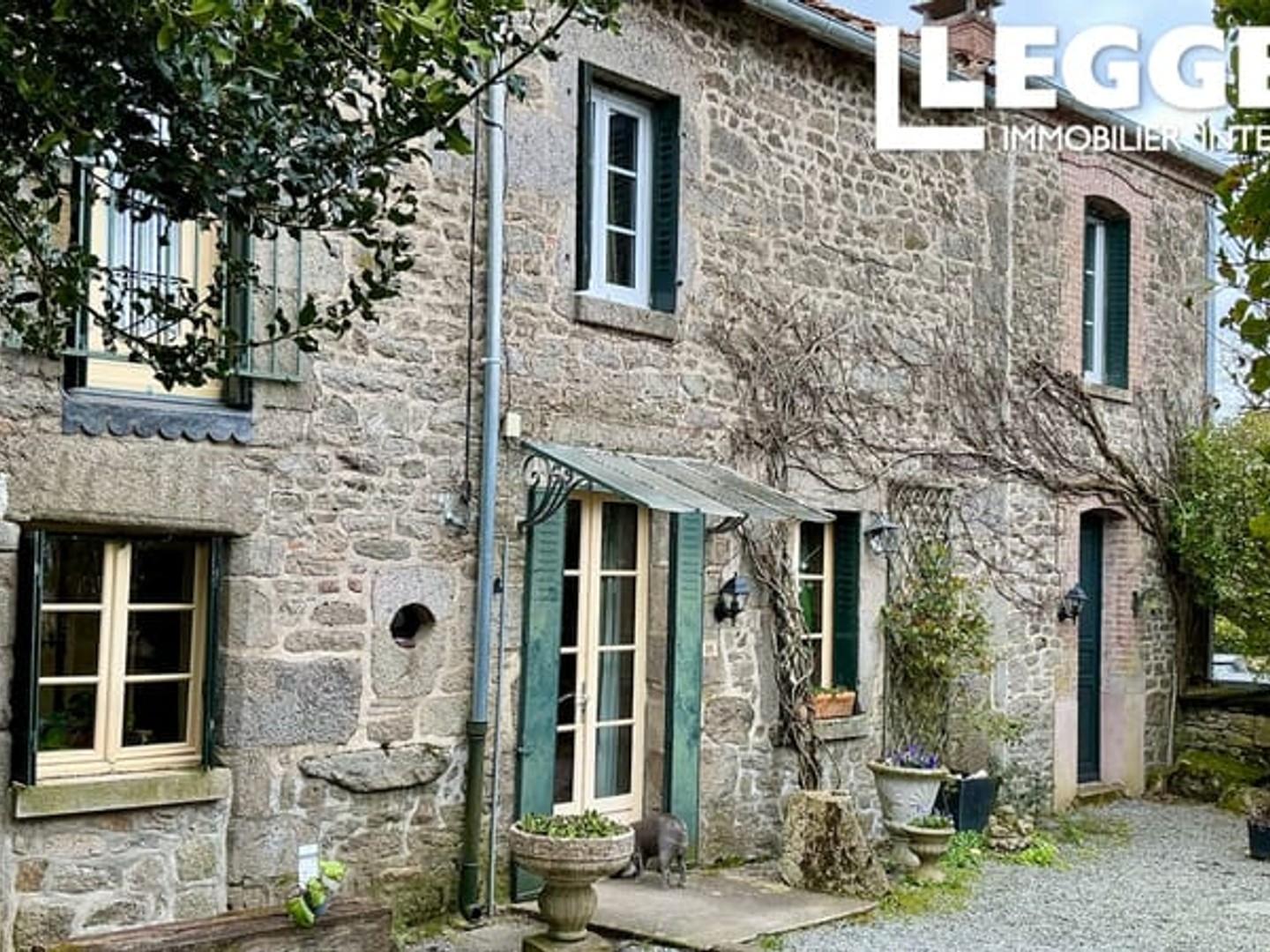 Une charmante maison individuelle en pierre de 4 chambres qui a conservé ses éléments d'origine, avec un gîte.