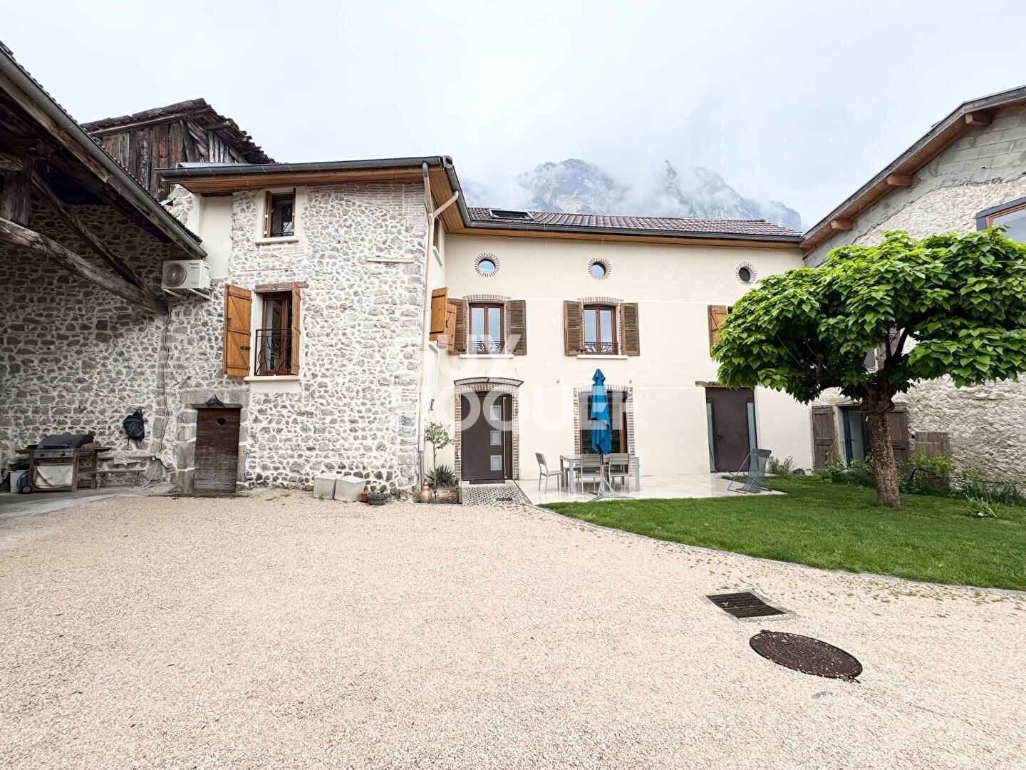 Maison en pierre, dans le vieux-village de Crolles de 137 m² avec jardin de 350 m²