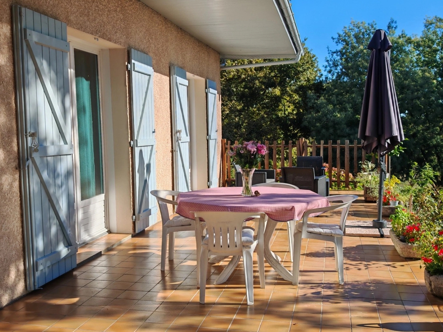 EN EXCLUSIVITÉ - MAISON DE PLAIN-PIED AVEC TERRASSE ET GRAND TERRAIN ARBORÉ