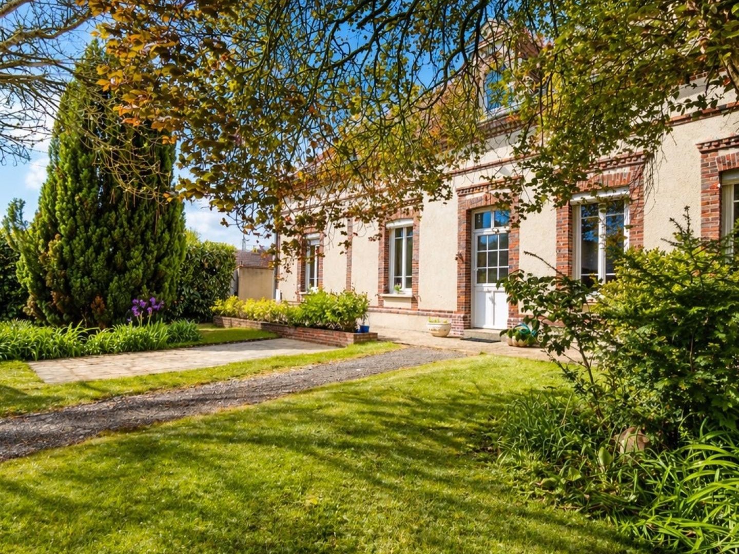 6 chambres, dépendances, calme : le combo rare