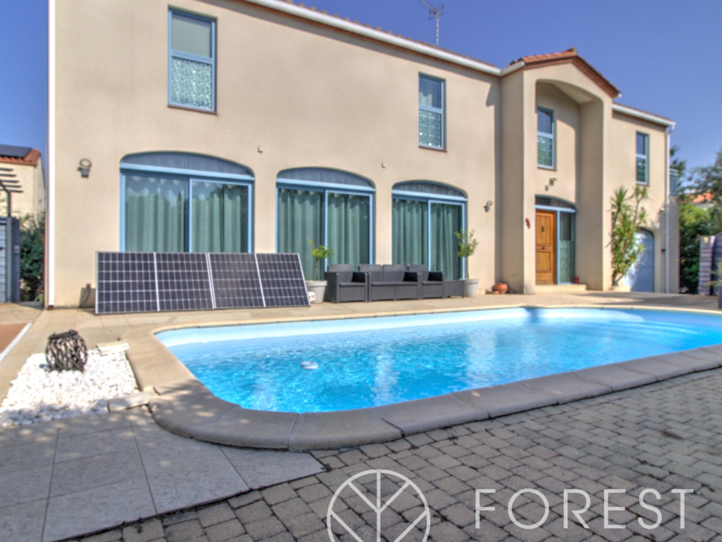 Belle maison 4 faces avec piscine