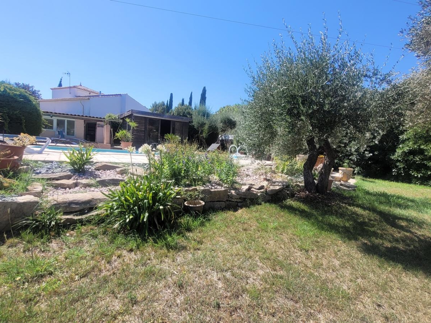 VILLETELLE  Superbe villa T5 de plain-pied avec piscine sur un terrain de 1 060 m²