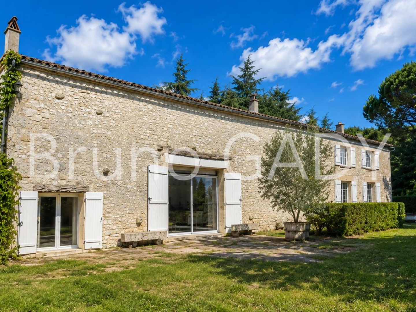 Immeuble à vendre - 10 pièces - 761m2 - Thénac (24240)
