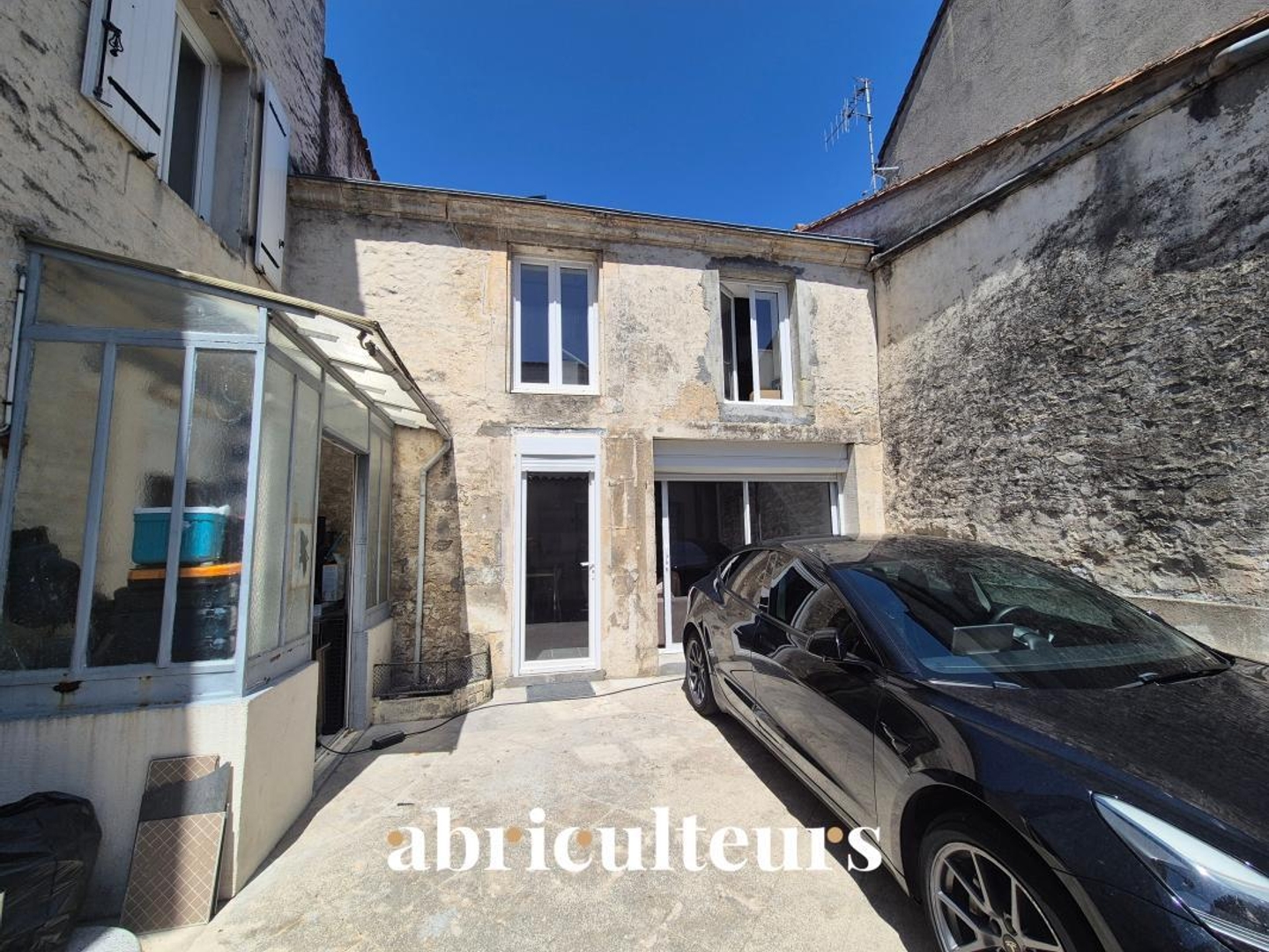 Vends maison ancienne - 164 m² - 7 pièces, 5 chambres - Jarnac 16200