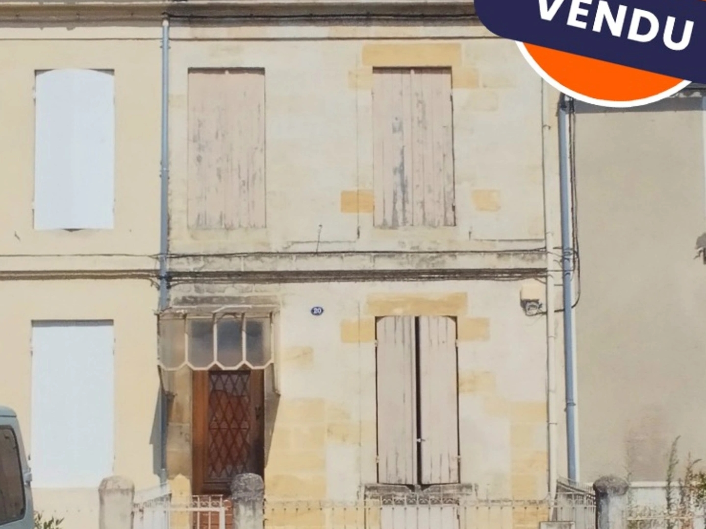 Maison de ville à rénover à vendre 6 pièces 3 chambres avec cour à SAINTE FOY LA GRANDE (33)