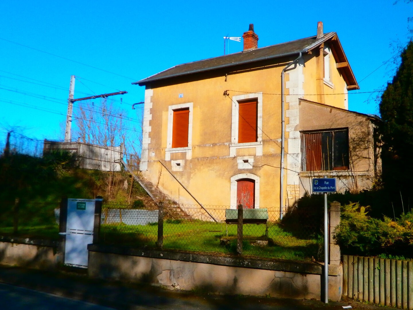 MURS LIBRES 72 M2 TOUS COMMERCES OU BUREAU + CAVE+JARDIN 322