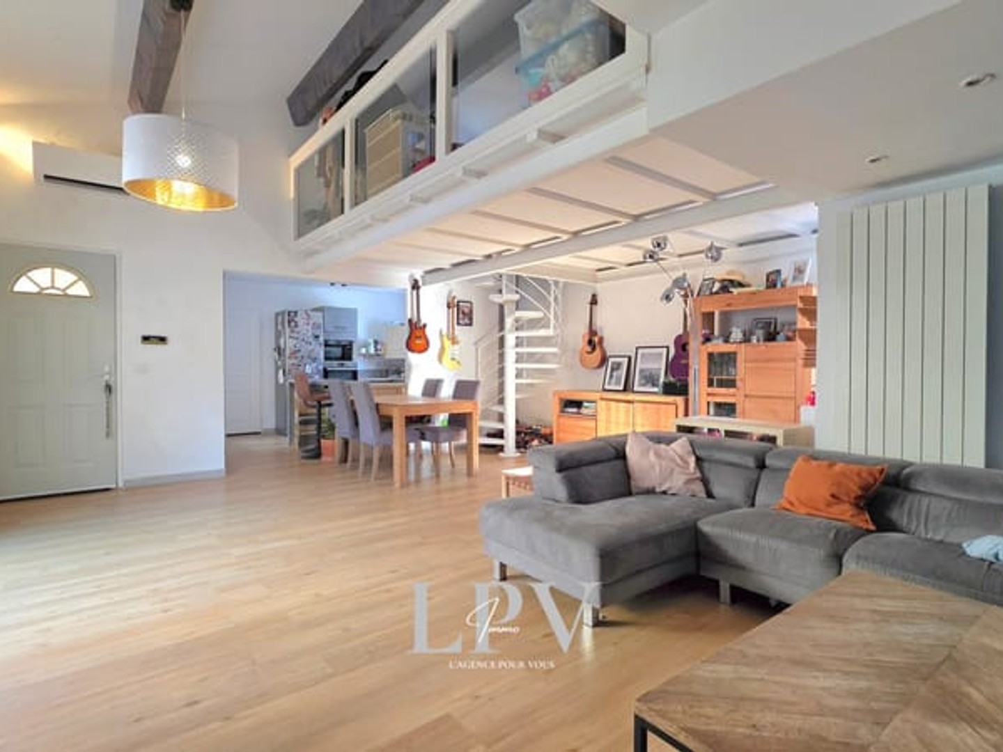 Maison T4 de plain-pied avec mezzanine, jardin et stationnements