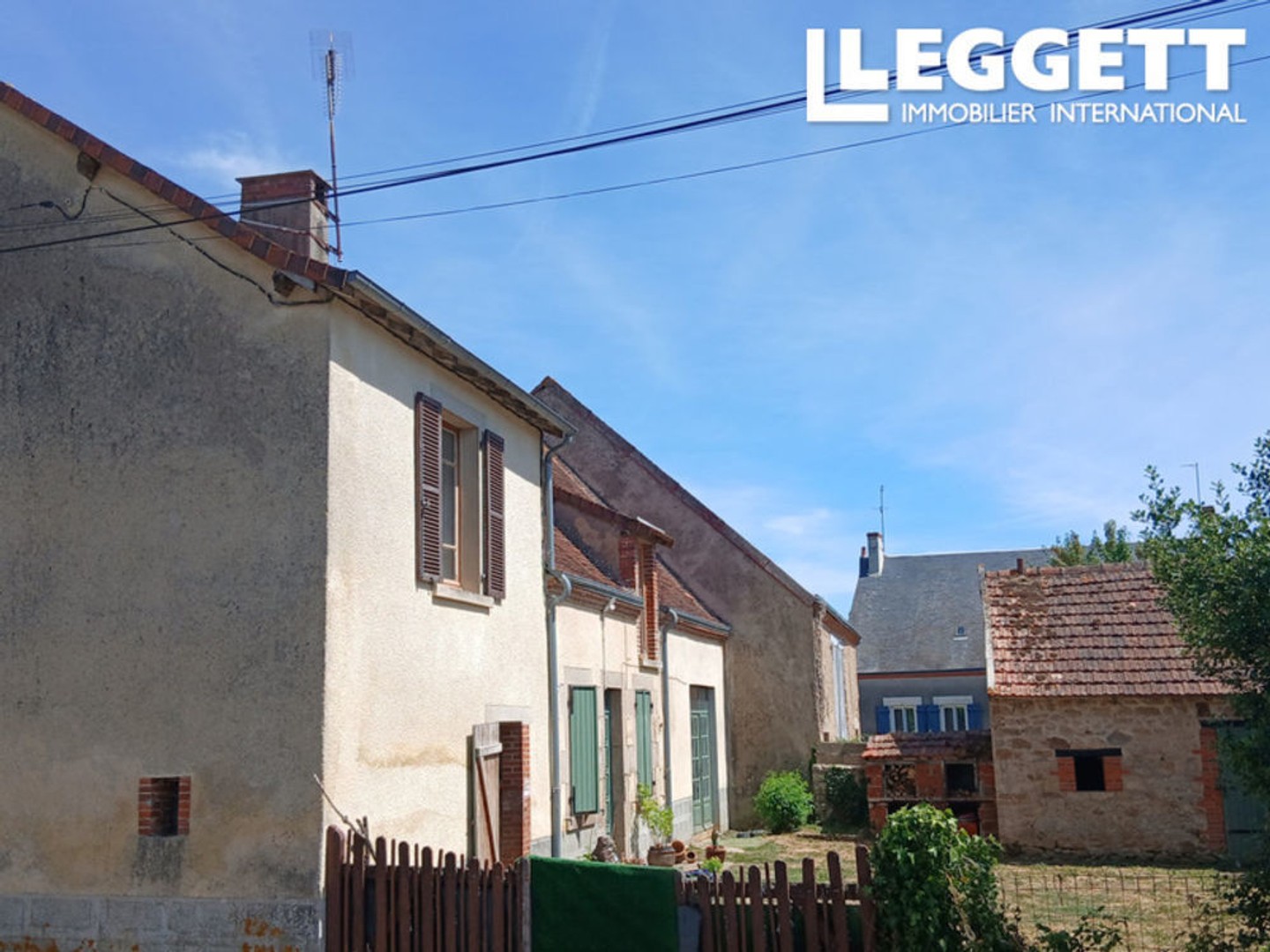 Maison-3chambres, cuisine, salon, dépendances, grange et 6799m2 et, 2ème Grange avec 6 écuries sur 10,039m2.