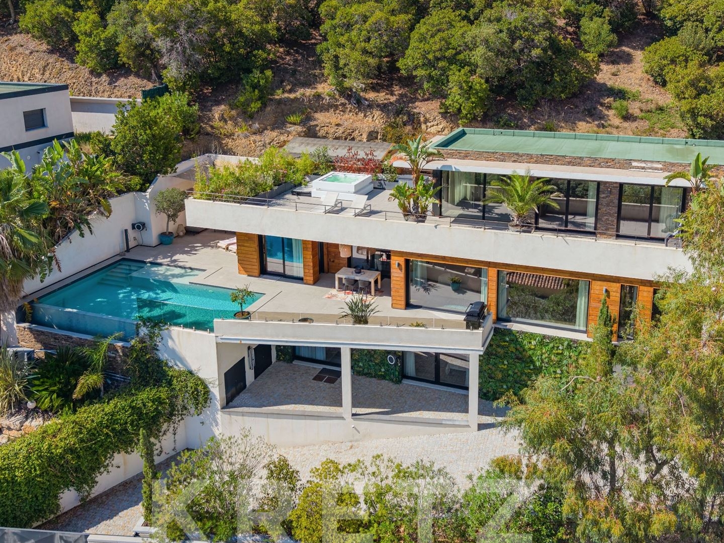 LES ISSAMBRES - VILLA D'ARCHITECTE - VUE MER PANORAMIQUE