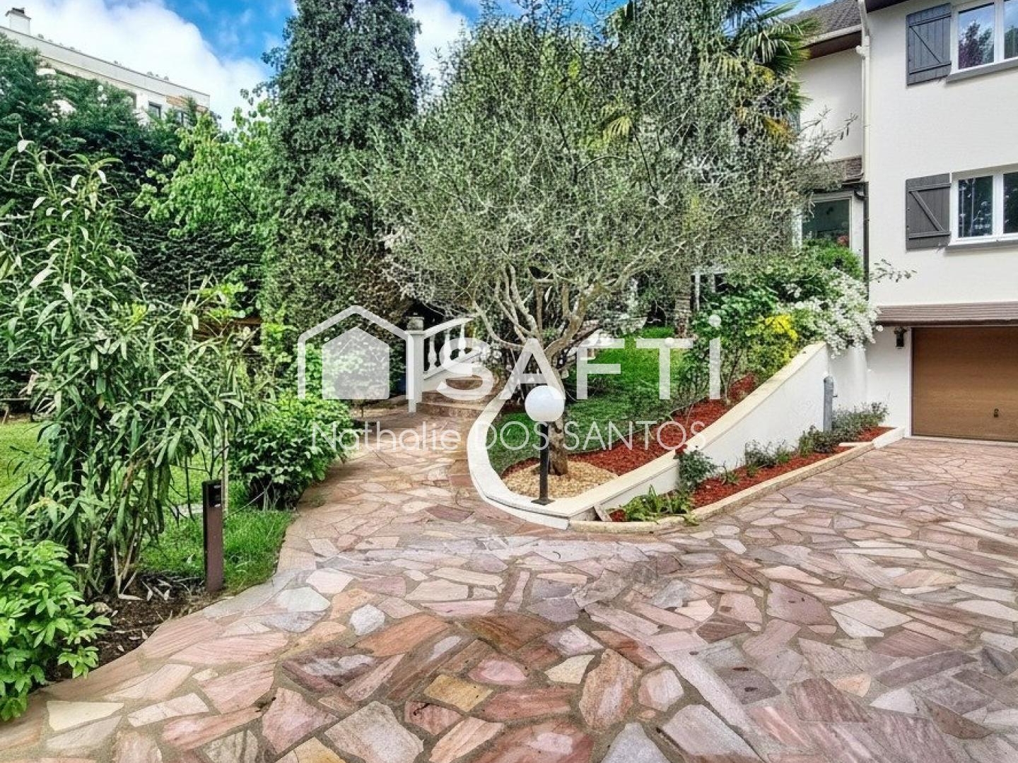 Maison pleine de charme élevée sur un sous sol total