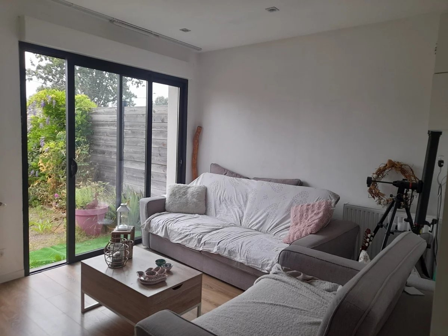 Maison cubique contemporaine, lumineuse et fonctionnelle proche