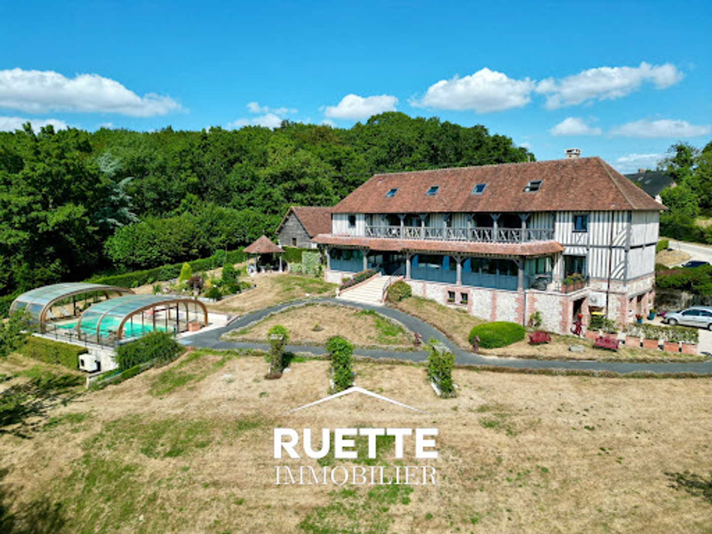 Propriété 40 pièces 1049 m²