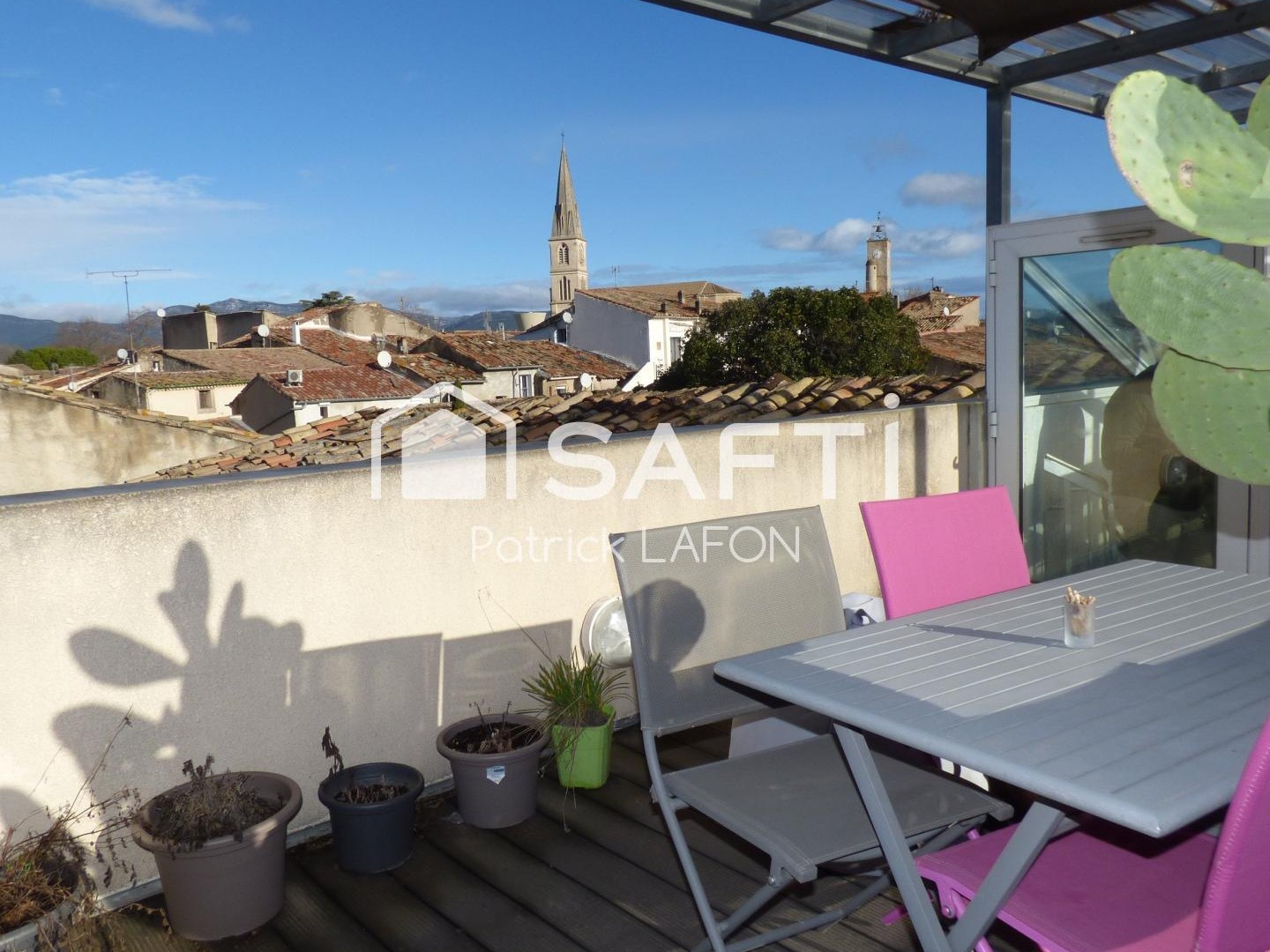 Deux appartements terrasse et garage.