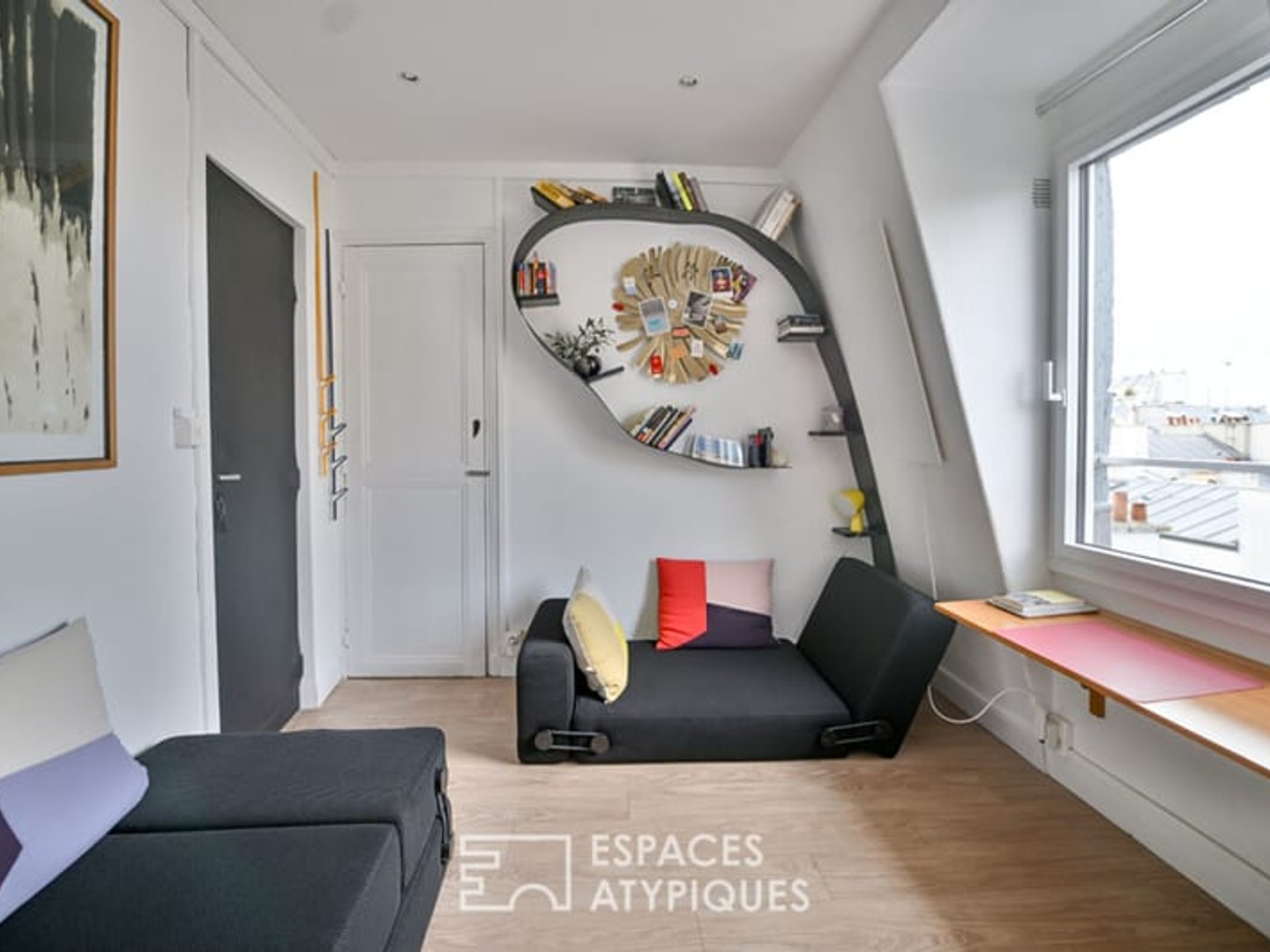 Chambre de service aménagée en studio avec vue sur Tour Eiffel
