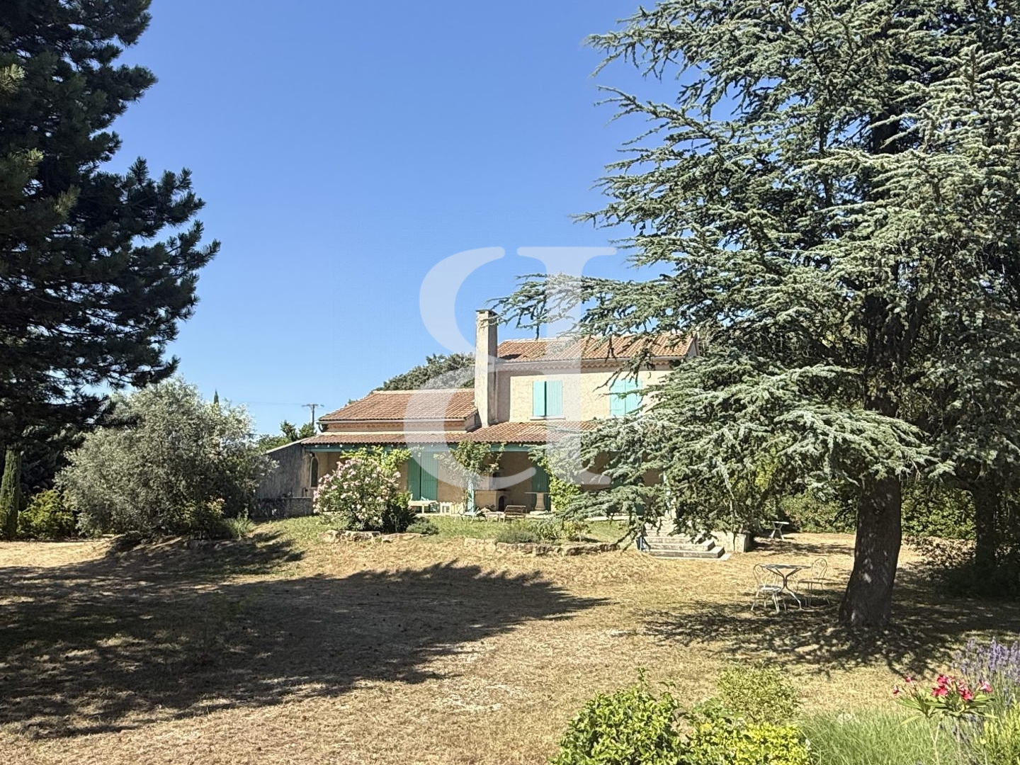 Villa avec piscine sur grand terrain en plein coeur de l'Enclave