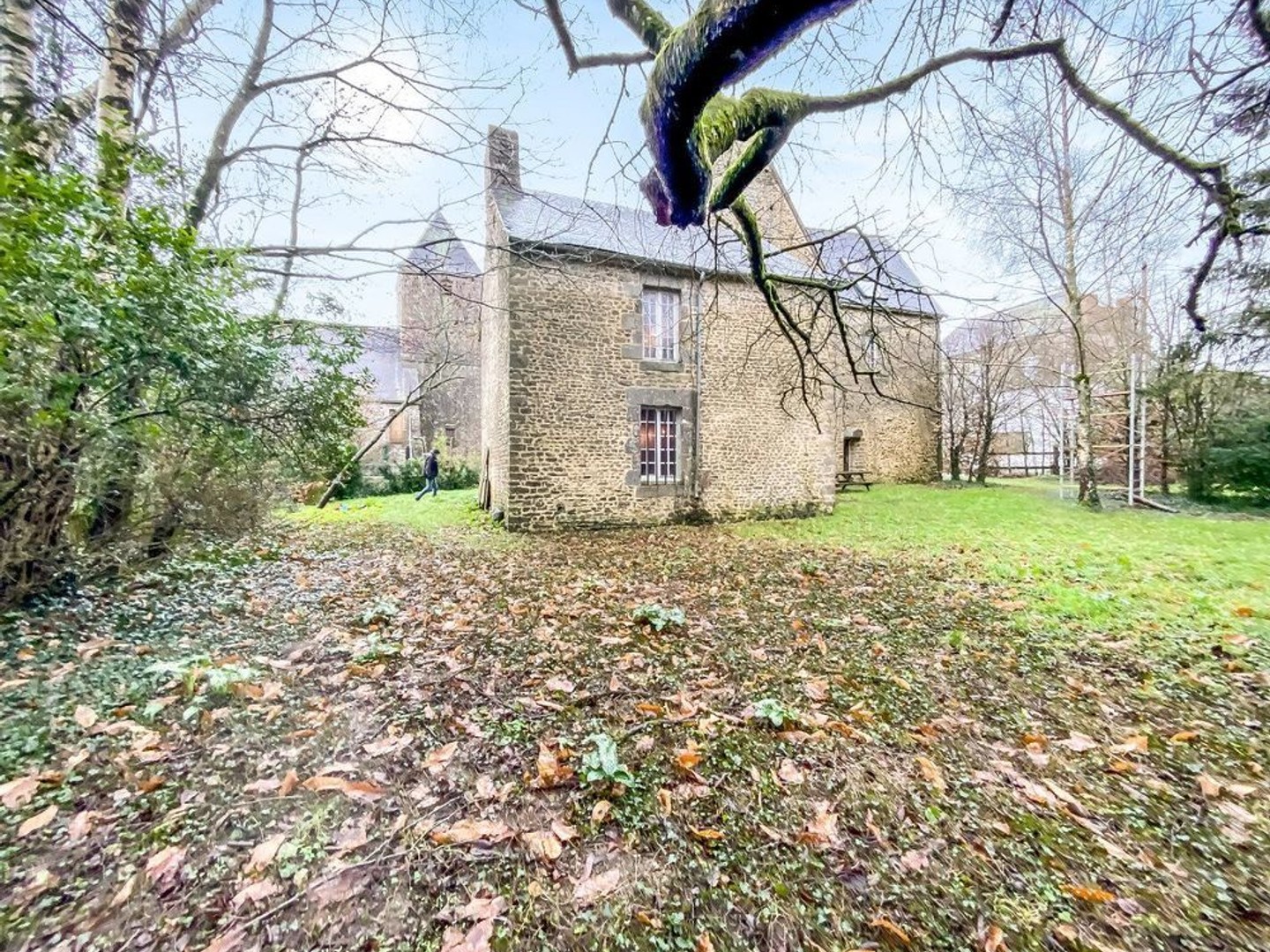Prieuré du XVe siècle comportant un manoir, une maison d'habitation et une grange
