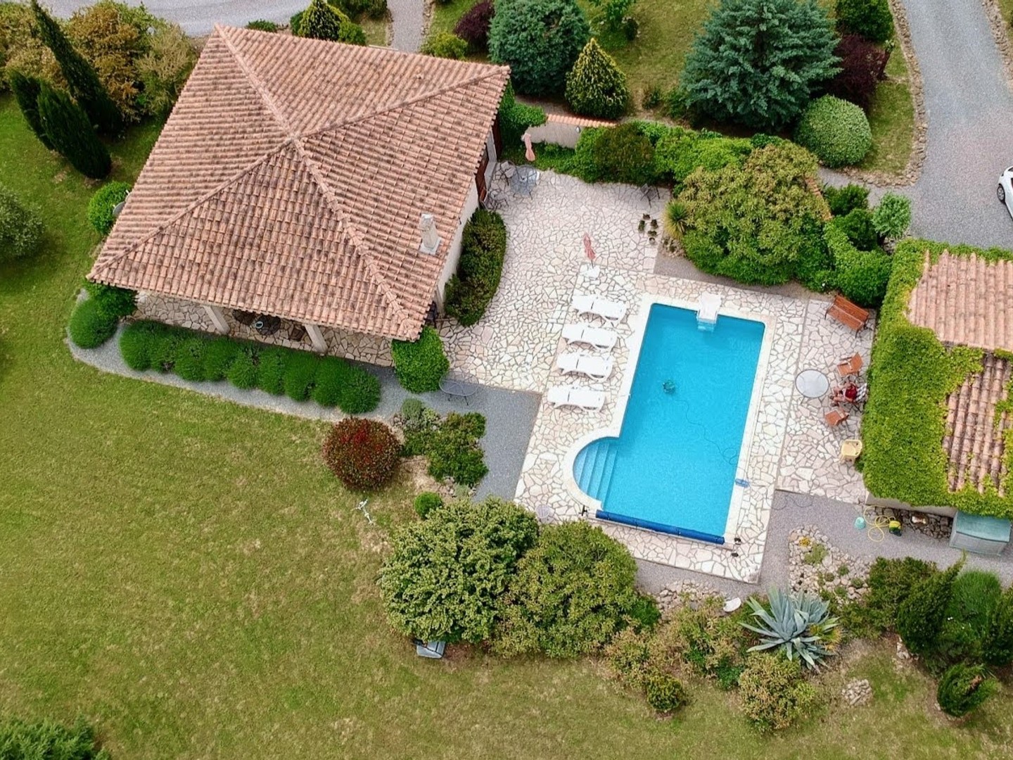 Villa avec belle vue, piscine, garage, jardin 2622 m² à Aigne