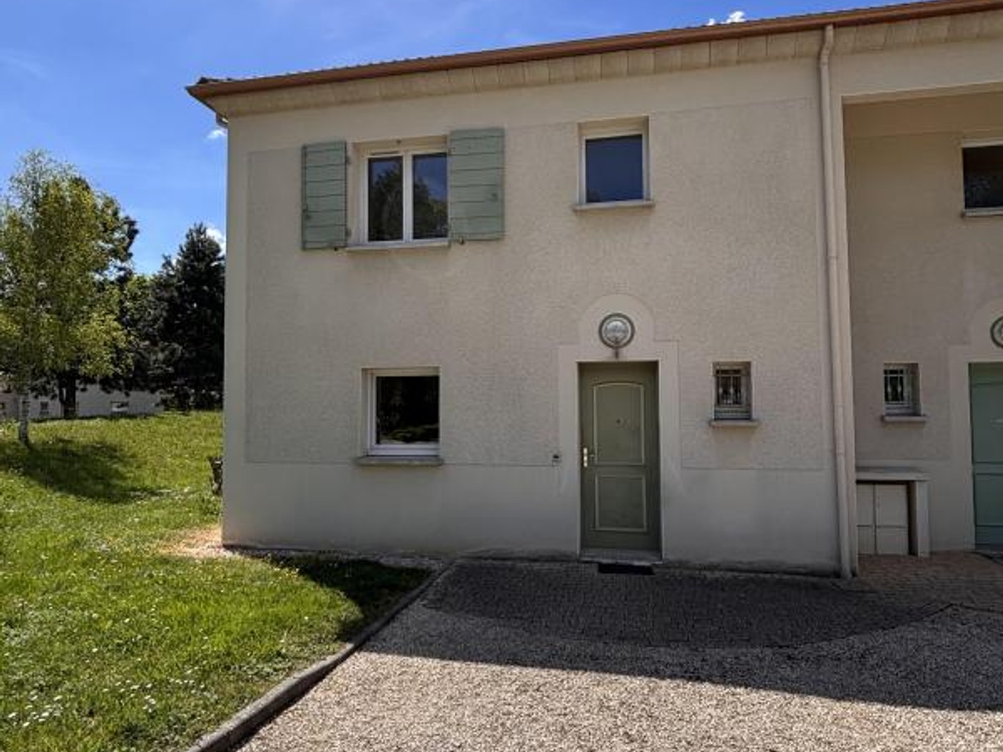 ANNONAY - T4 EN DUPLEX AVEC GARAGE ET JARDIN - 98.02 M2