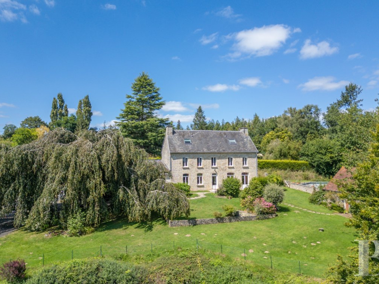 À 10 min d'une cité du Cotentin, une maison du 19e s., avec dépendance, gîte, étang et un jardin de 5000 m²
