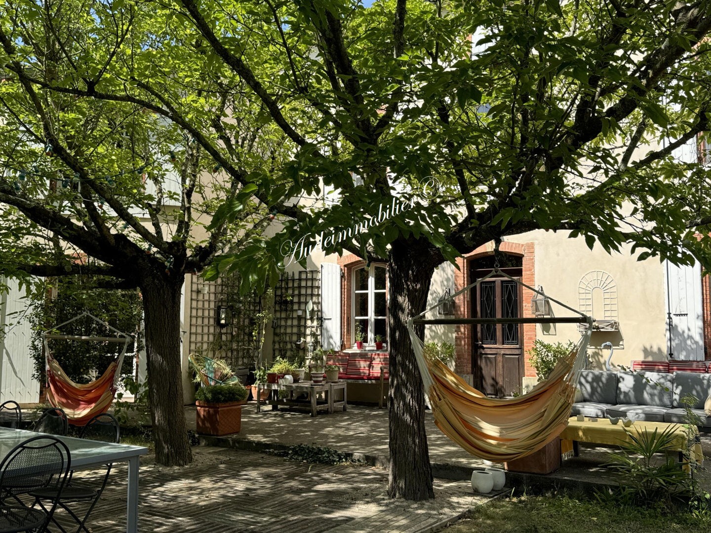 Propriété avec piscine, parc et dépendance