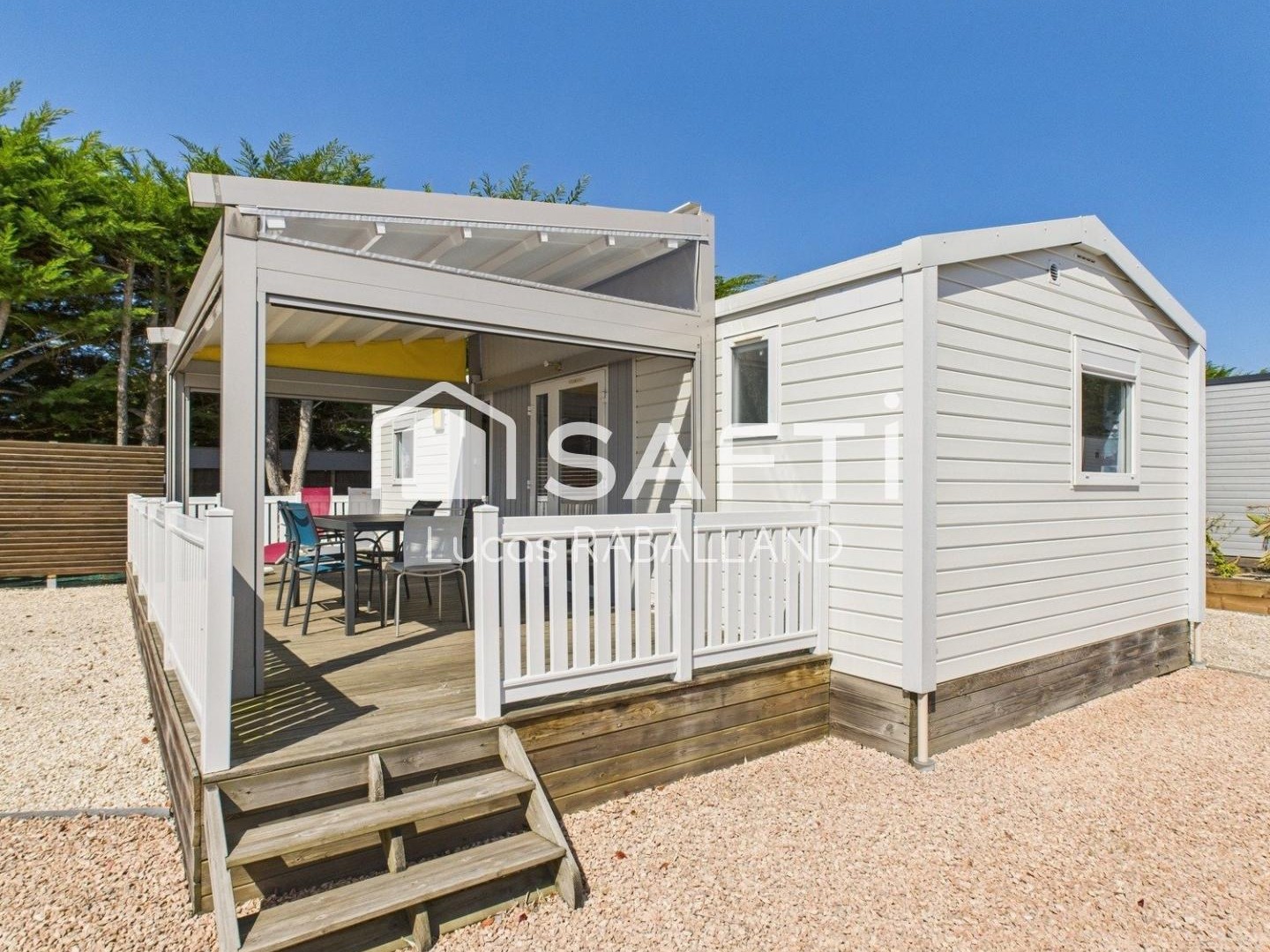 A proximité de la mer, terrain avec mobile-home dans une résidence privée