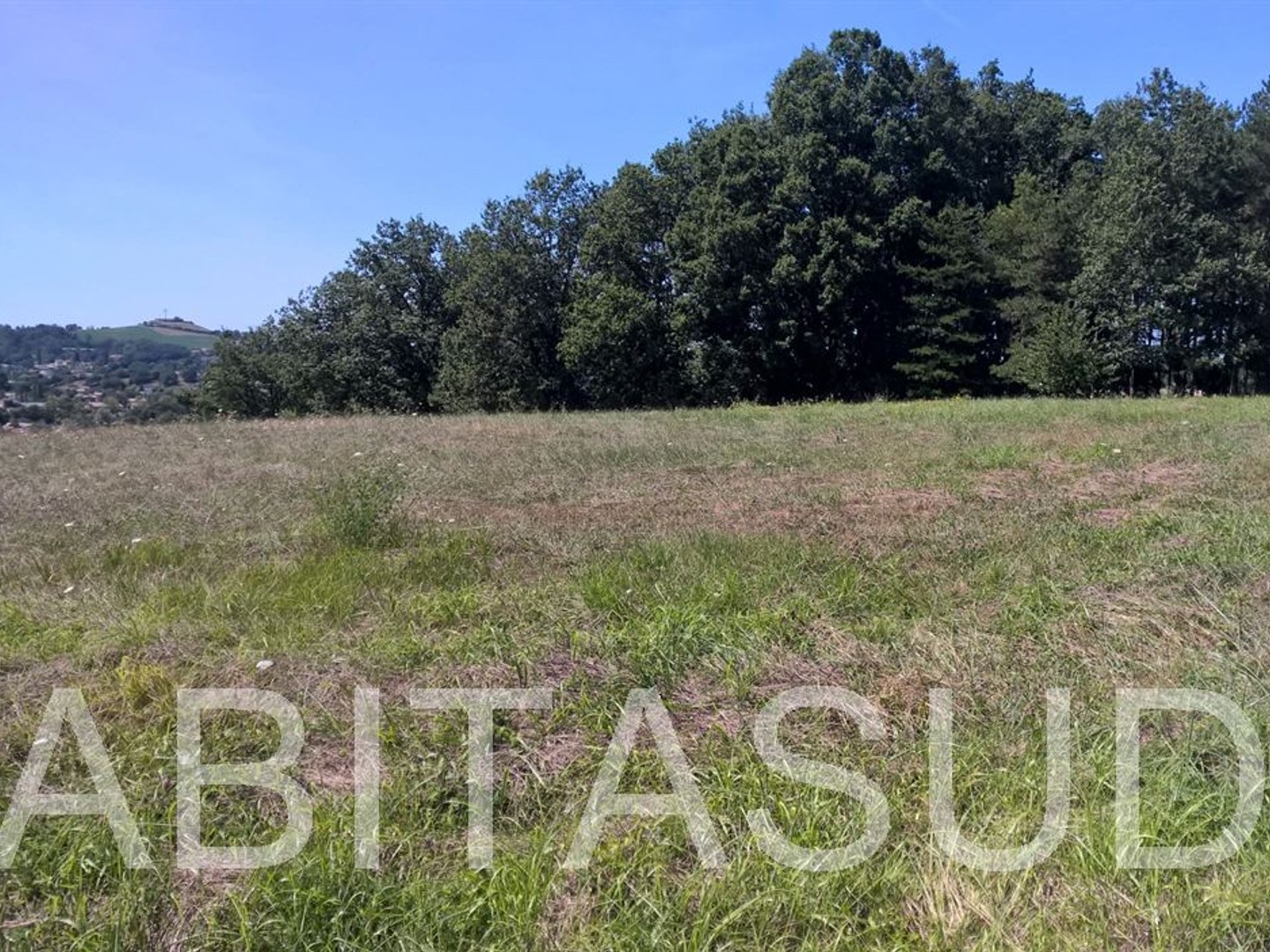 Terrain constructible de 2513 m² au calme