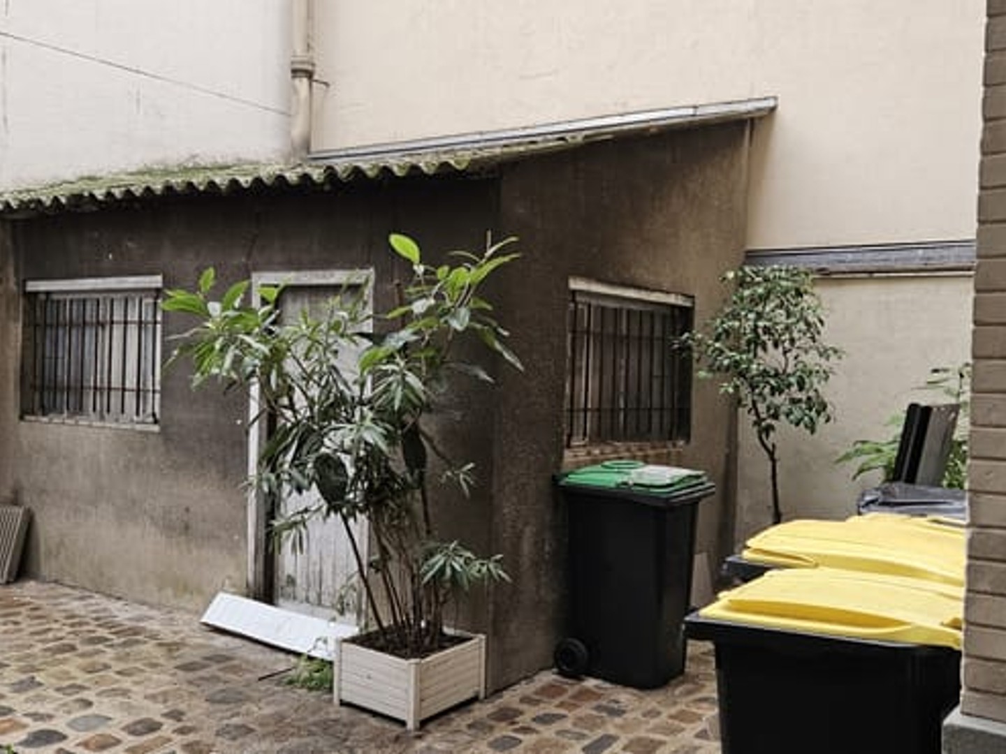 Remise dans une cour.