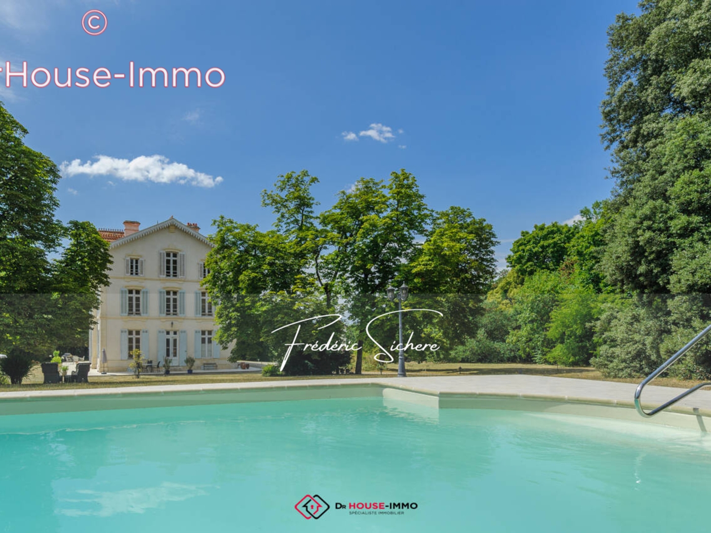 Maison à vendre - 13 pièces - 341m2 - Saint-Jean-D'angély (17400)