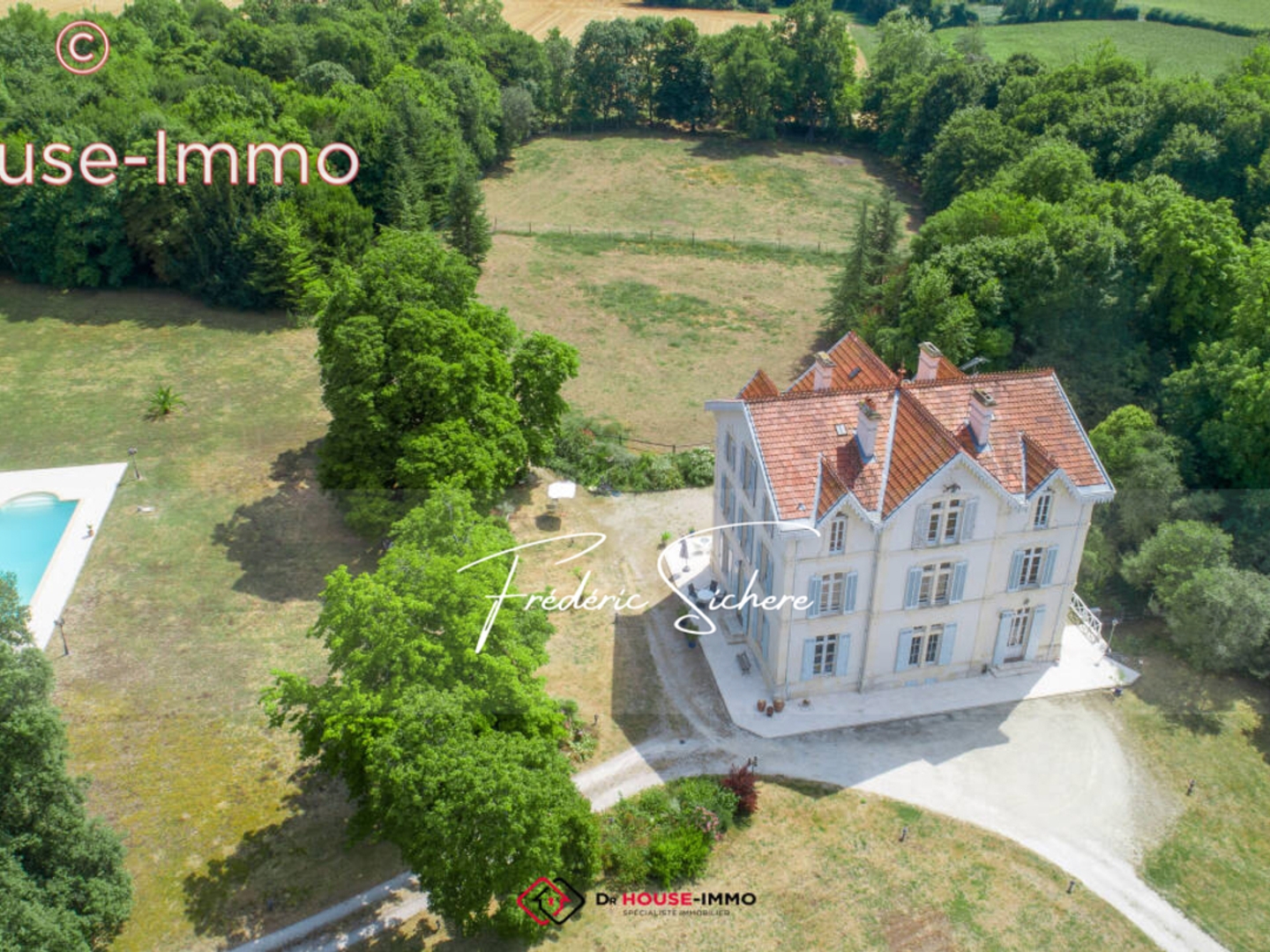Maison à vendre - 13 pièces - 341m2 - Saint-Jean-D'angély (17400)