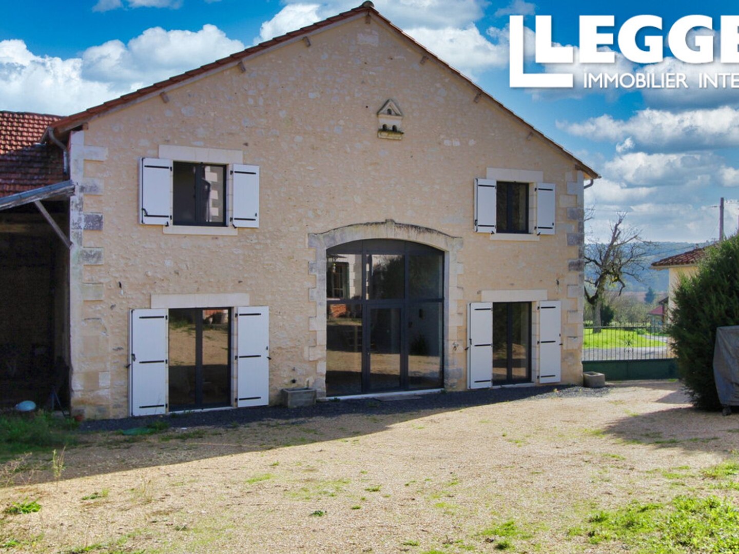 Ensemble immobilier de 310m2 habitables composé de 2 maisons, hangar, garage et appentis sur 4273m2 de terrain