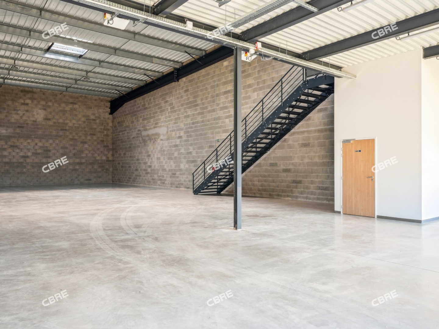Local industriel 1363 m²