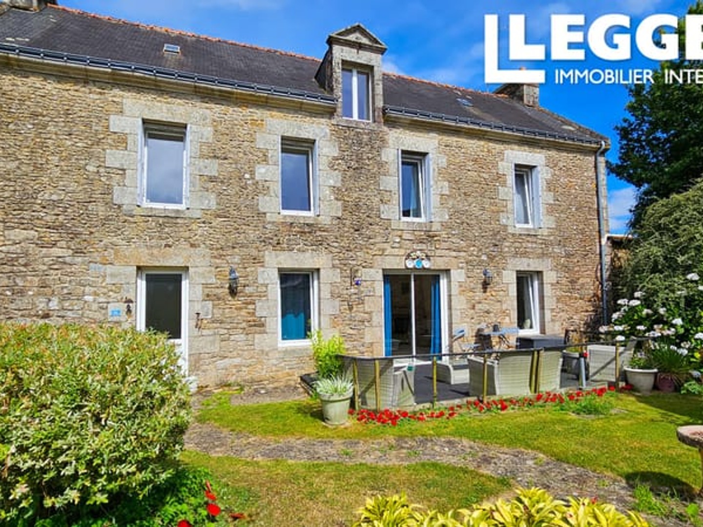 Grande maison en pierre, quatre chambres, dans un hameau calme, avec jardin paysager et ruisseau.
