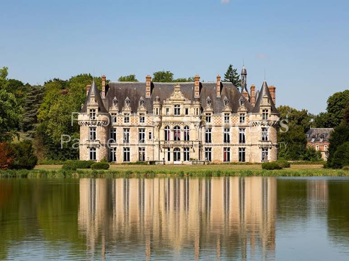 Château 56 pièces 4000 m²