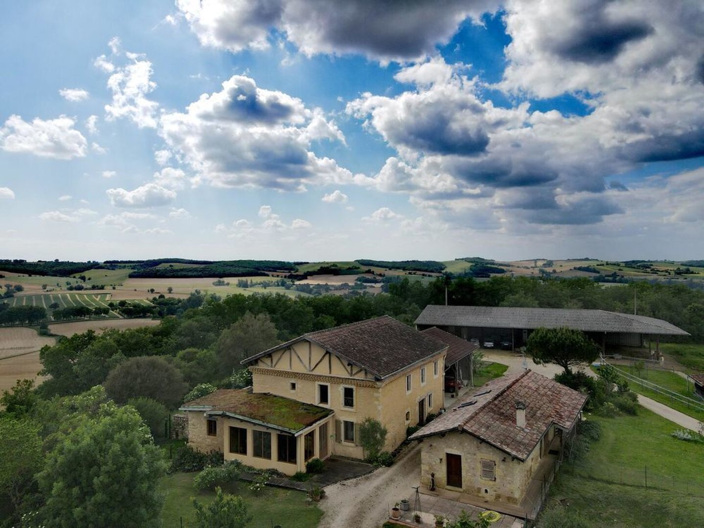 Propriété à vendre, Gers: Propriété équestre (ou propriété privée) sur son promontoire, très au calme, vues exceptionnelles. Deu